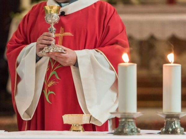 A importância dos paramentos na liturgia: símbolos e significados