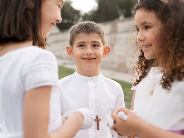 Vestes para coroinha: ensinando os mais jovens a participarem da liturgia
