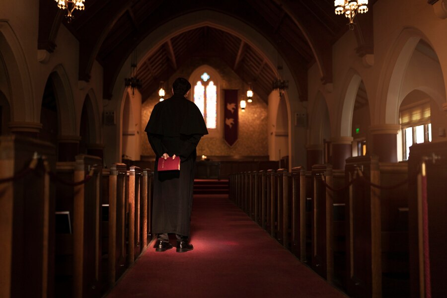 Amito litúrgico: o véu que simboliza a preparação espiritual