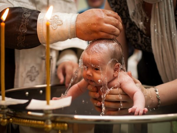A importância da toalha de batizado no sacramento cristão