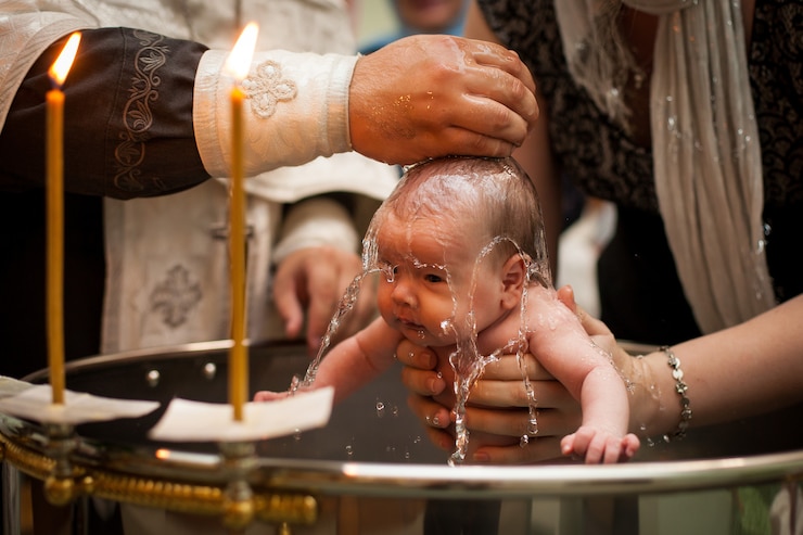 Primeiros passos na fé: a toalha de batizado como símbolo inicial do cristianismo