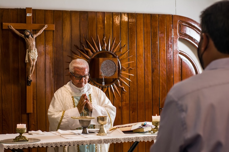 Unindo o sagrado na liturgia: entenda a importância das roupas, objetos e estátuas litúrgicas